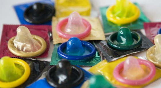 verschillende kleuren condooms