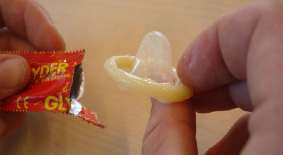 hand pakt een condoom uit een pakje
