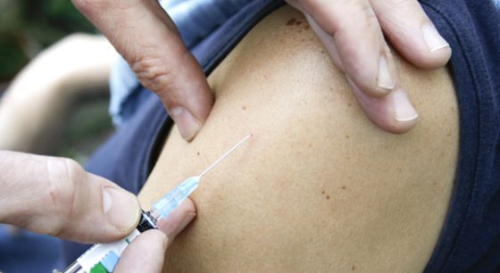 vaccinatie in bovenarm